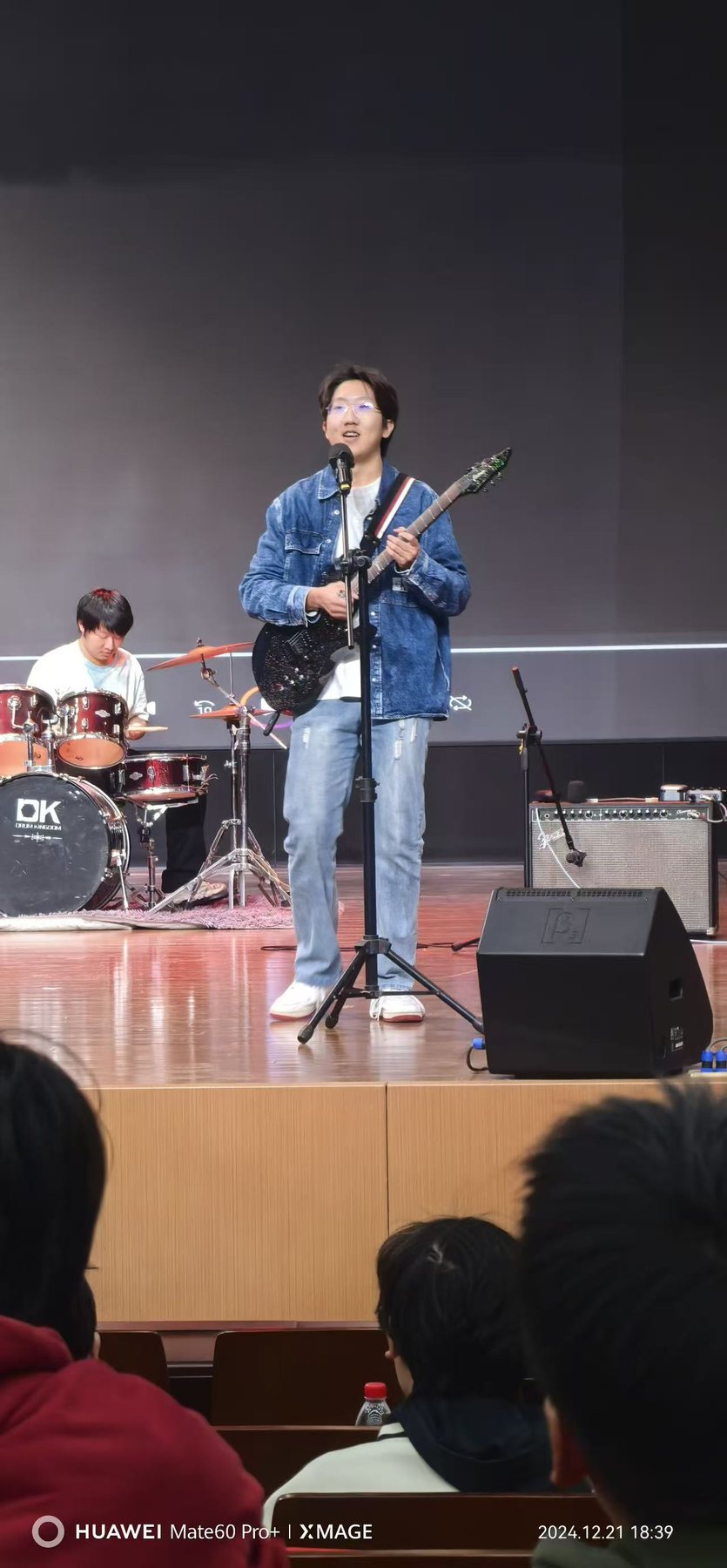 Zhaoyang Yuan singing and playing electric guitar during null phase's debut