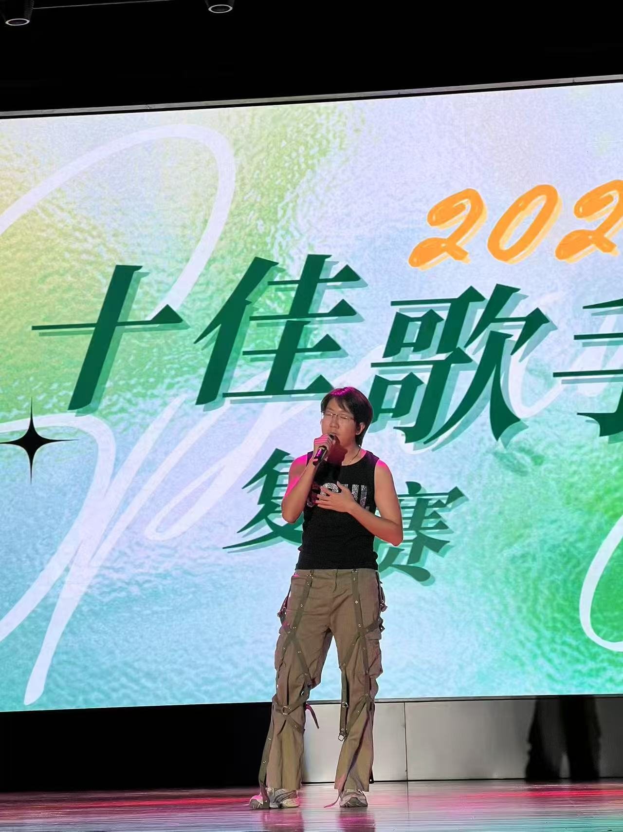 Zhaoyang Yuan singing on stage during the 2025 Campus Singer Competition